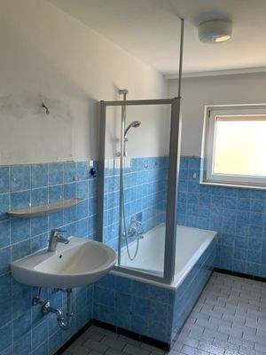 Badezimmer mit blauen Fliesen