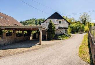 Hausansicht mit Terrasse, Garage und Carport