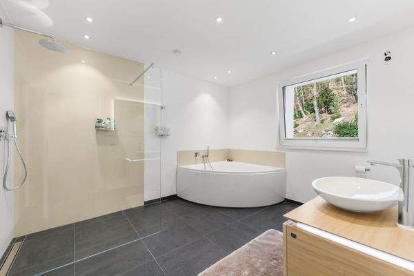 Bad mit Dusche und Badewanne