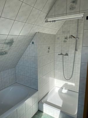 Dusche und Badewanne