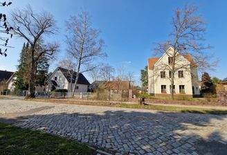 Grundstück mit Nachbarbebauung