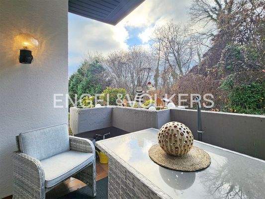 Überdachter Balkon im EG