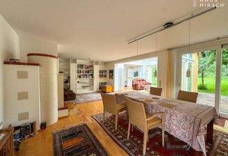 Essbereich mit Blick ins Wohnzimmer