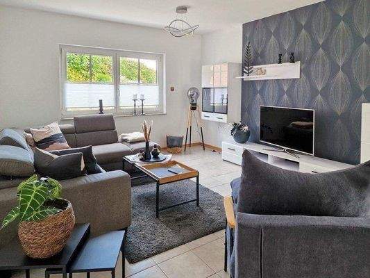 Wohnzimmer mit Zugang zur Gäste Terrasse