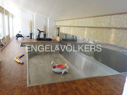 Großes Schwimmbad im EG