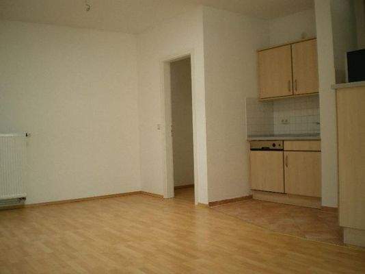 Wohnzimmer mit offener Küche