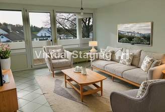 Wohnzimmer mit Zugang zum Balkon 