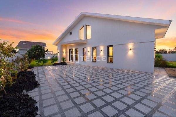 Villa with a Pool and Garden Near Çalış Beach in Fethiye