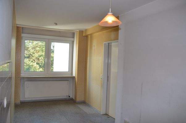 Teilansicht Küche mit zusätzlichem Durchgang zum Wohnbereich