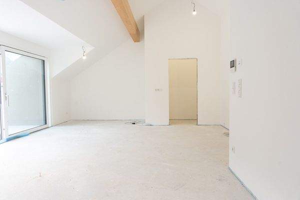 Lichtdurchfluteter Wohnbereich mit offener Küche