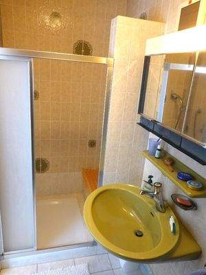 Das Duschbad neben dem Schlafzimmer