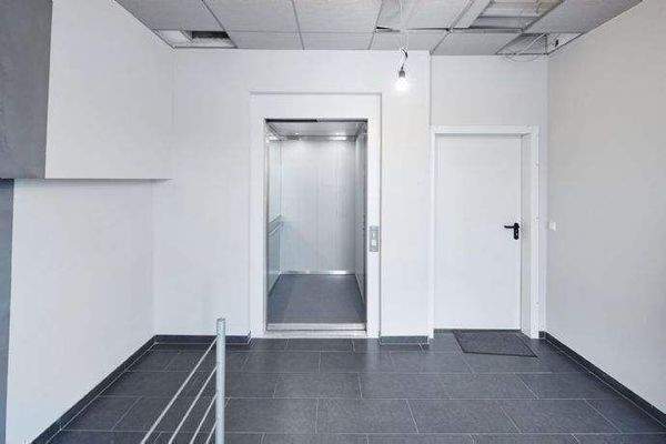 MODERNES TREPPENHAUS 1 MIT AUFZUG (1000kg)