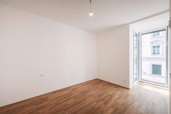 Foto 3 - Bild Schlafzimmer in Richtung Erker.jpg