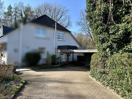 Überdachter Hauseingang und Carport