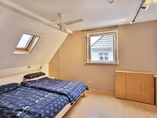 Großes Schlafzimmer im Obergeschoss