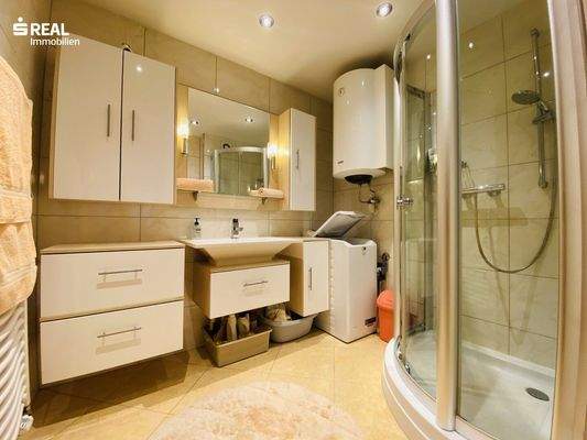 Badezimmer mit Dusche