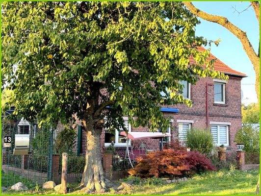 Außenansicht mit Vorgarten