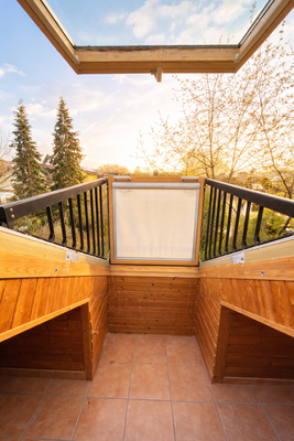 Offene Dachbalustrade mit Sonnenlicht