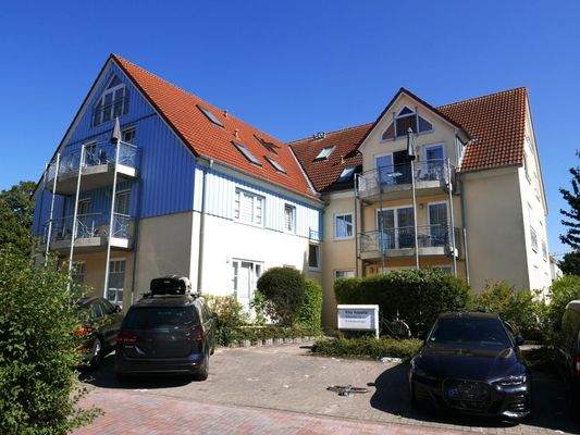 Westansicht mit Parkplätzen