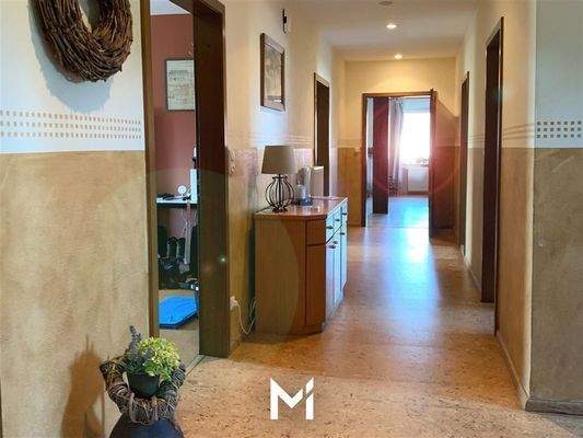 Flur mit Korkboden im Dachgeschoss