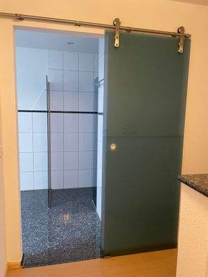 OG Moderne Glasschiebetüre ins Familienbad 