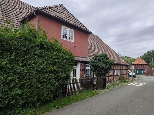 Ansicht Wohnhaus mit Eingangsbereich 