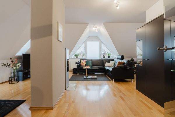 Lichtdurchflutetes Wohnzimmer