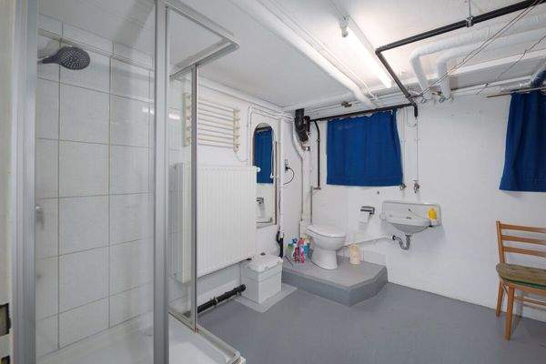 Kellerraum mit Dusche UG