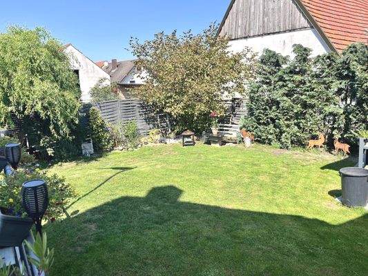 viel Privatsphäre... die sonnig gelegene Gartenfläche