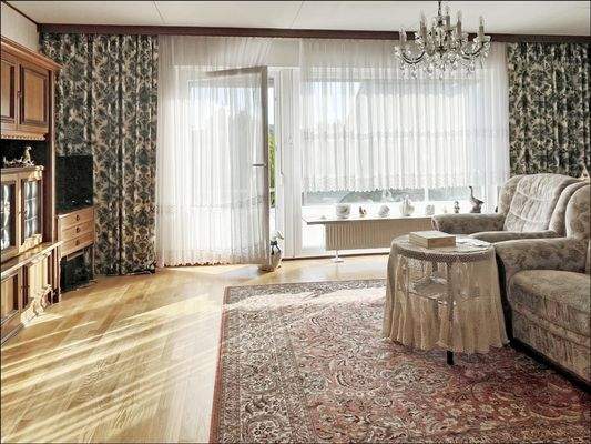 Großes Wohnzimmer mit Sonnenterrasse