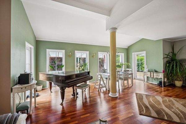 Wohn- Esszimmer mit Zugang zur Terrasse