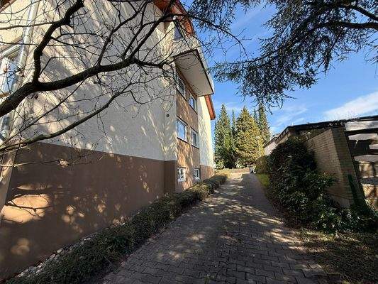 Seitliche Zufahrt Immobilie