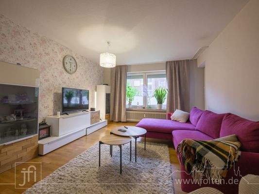 großzügiges Wohnzimmer