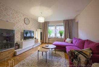 großzügiges Wohnzimmer