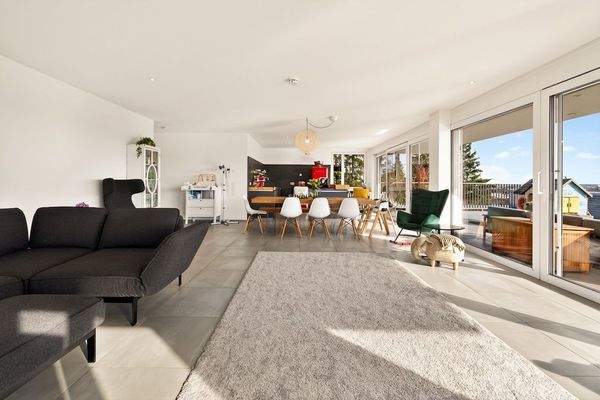 Wohnzimmer mit Küchenansicht