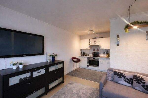 Wohnzimmer mit offener Küchennische