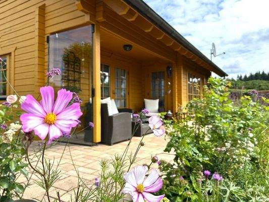 gemütliche Terrasse mit Gartenzugang 