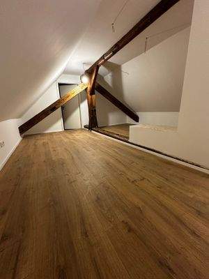 Büro im DG mit Sprechanlage zur Tür