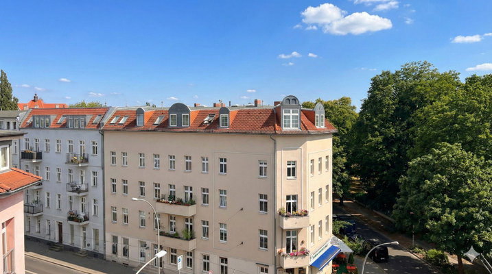 Blick aus dem Fenster / Eingang zum Park