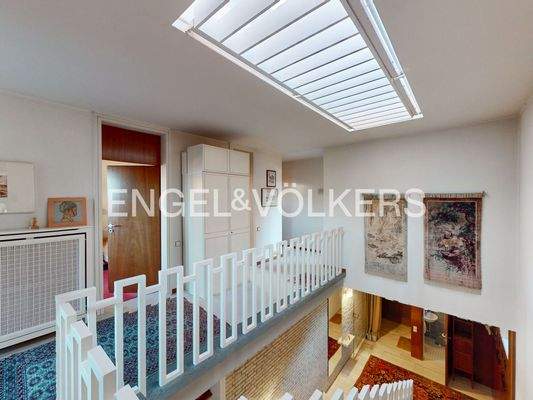 Heller Flurbereich  im Obergeschoss durch Oberlicht