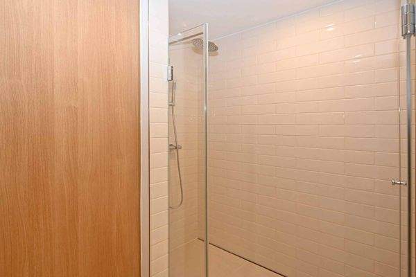 Duschkabine mit Einbauschrank