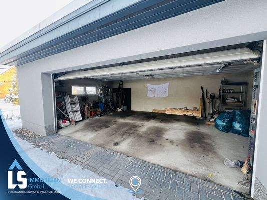 Doppelgarage mit elektrischem Rolltor