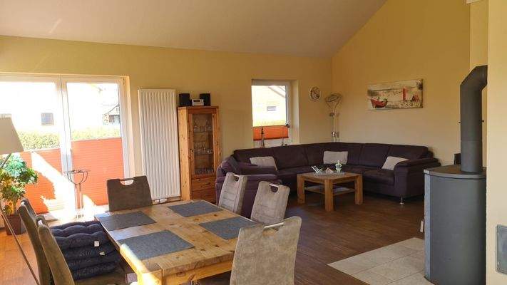 Lichtdurchfluteter Wohn-Essbereich