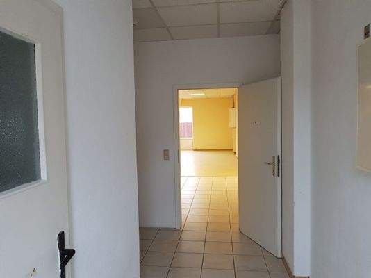 Flur Blick zum Verkaufsraum