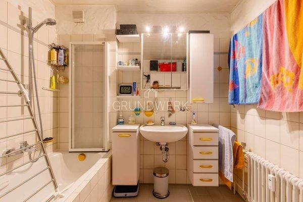 Badezimmer mit Badewanne