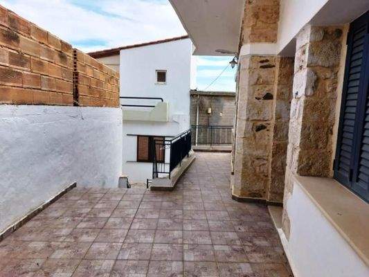 Ostkreta, Chamaizi: Traditionelles zweistöckiges Haus mit Innenhof zu verkaufen