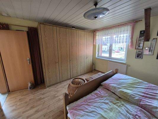 DG: Schlafzimmer mit Ankleide
