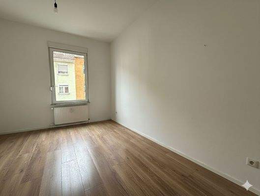 Leeres Zimmer mit Holzboden