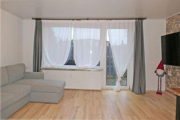 Wohnzimmer mit Tür zum Garten