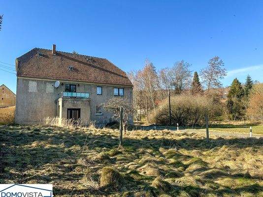 9. Blick in den Gartenbereich und auf das Wohnhaus